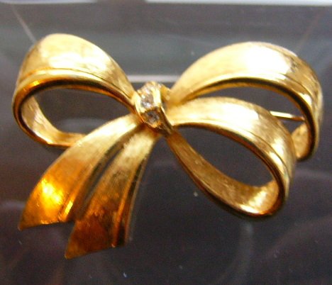 Avon bow pin brooch rhinestone goldtone