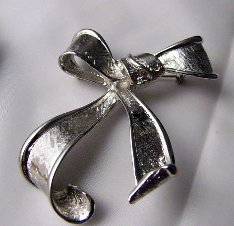 Free Flowing Silvertone Metal Pin Bow ribbon
