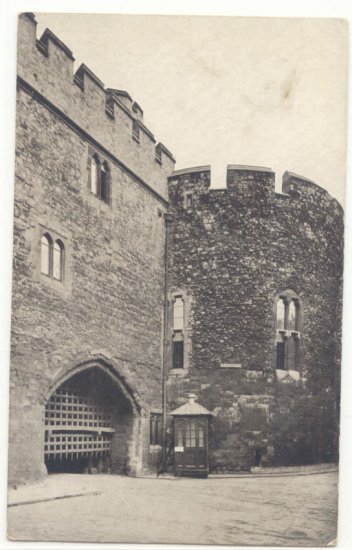 BLACK & WHITE TOWER OF LONDON, BLOODY TOWER, VINTAGE POSTCARD #207