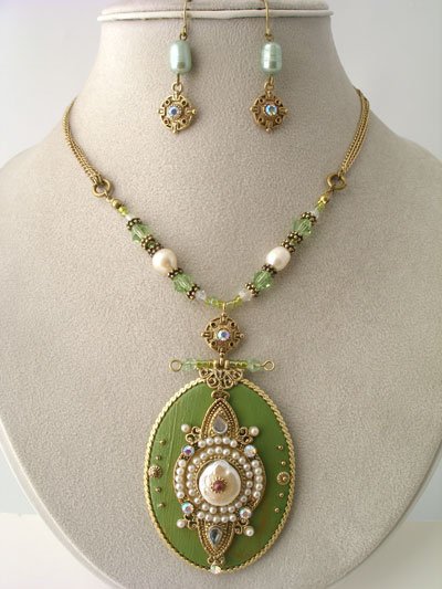 CHUNKY LIGHT GREEN OLIVE AB CRYSTAL FAUX PEARL BEAD SET