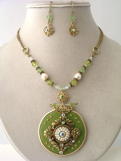 CHUNKY CIRCLE LIGHT OLIVE GREEN AB CRYSTAL FAUX PEARL BEAD SET