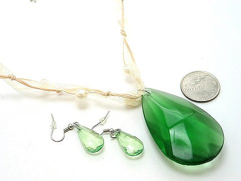 CHUNKY OLIVE GREEN GLASS FAUX PEARL RIBBON NECKLACE SET