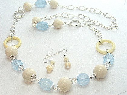 LONG BLUE WHITE CREAM LUCITE BEAD NECKLACE SET