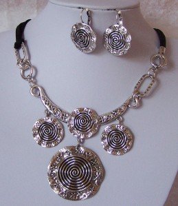 CHUNKY SILVER P METAL CIRCLE BLACK NECKLACE SET