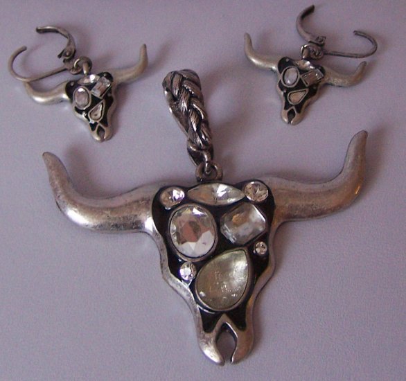 Black Western Cowgirl Magnetic Rodeo Texas Longhorn Bull Steer Necklace Pendant