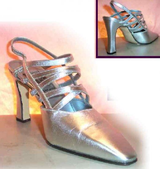 Retail $425 - YOUR PRICE $79.99 - 8.5M - Handmade Italian Silver Pumps by Comoedia