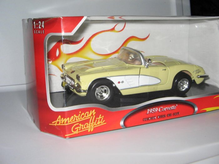 Motormax 1:24 Die Cast Yellow and White 1959 Corvette