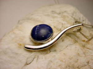 C458030405 - Curved Pendant - Silver and Lapislazuli