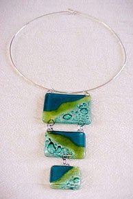 C474030516 - Three-Piece Glass Pendant Necklace