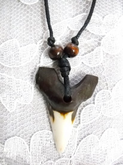 NEW BROWN & WHITE SHARK TOOTH RESIN PENDANT ADJ NECKLACE GREAT WHITE
