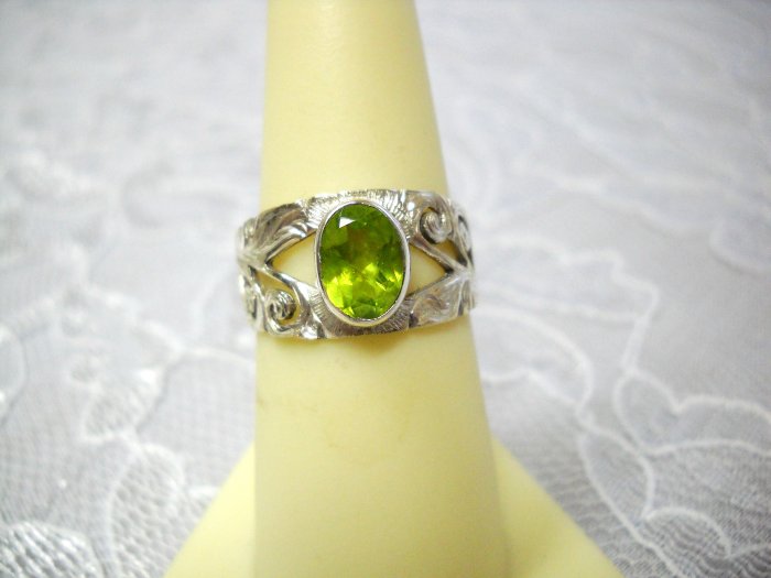 HAND ENGRAVED STERLING SILVER w LIME GREEN GEM RING SZ 7