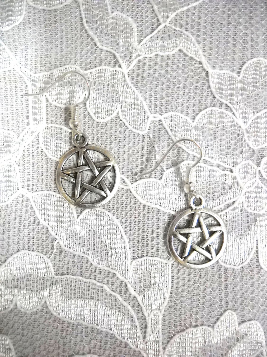 NEW WOVEN PENTACLE STAR 5 POINT STARS DANGLING ALLOY SILVER CHARMS EARRINGS