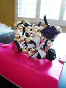 NWT Betsey Johnson Hot Lips Pearl Bead Stretch Bracelet