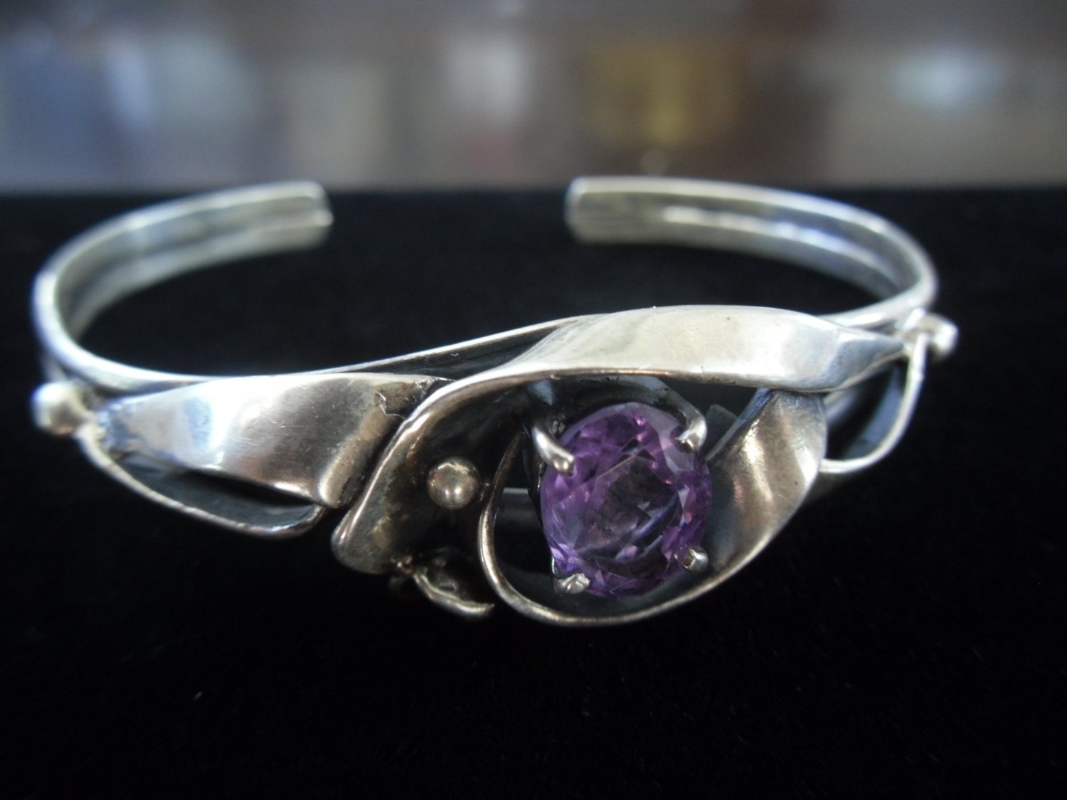 Vintage Silver Ribbon Design with Oval-Cut Amethyst Cuff