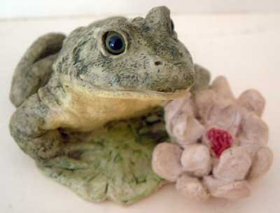 Stone Critters : Bull Frog Bullfrog w/ Lily Flower : United Design