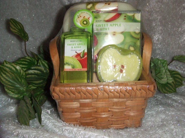 Sweet Apple and Kiwi Small Bath Gift Basket