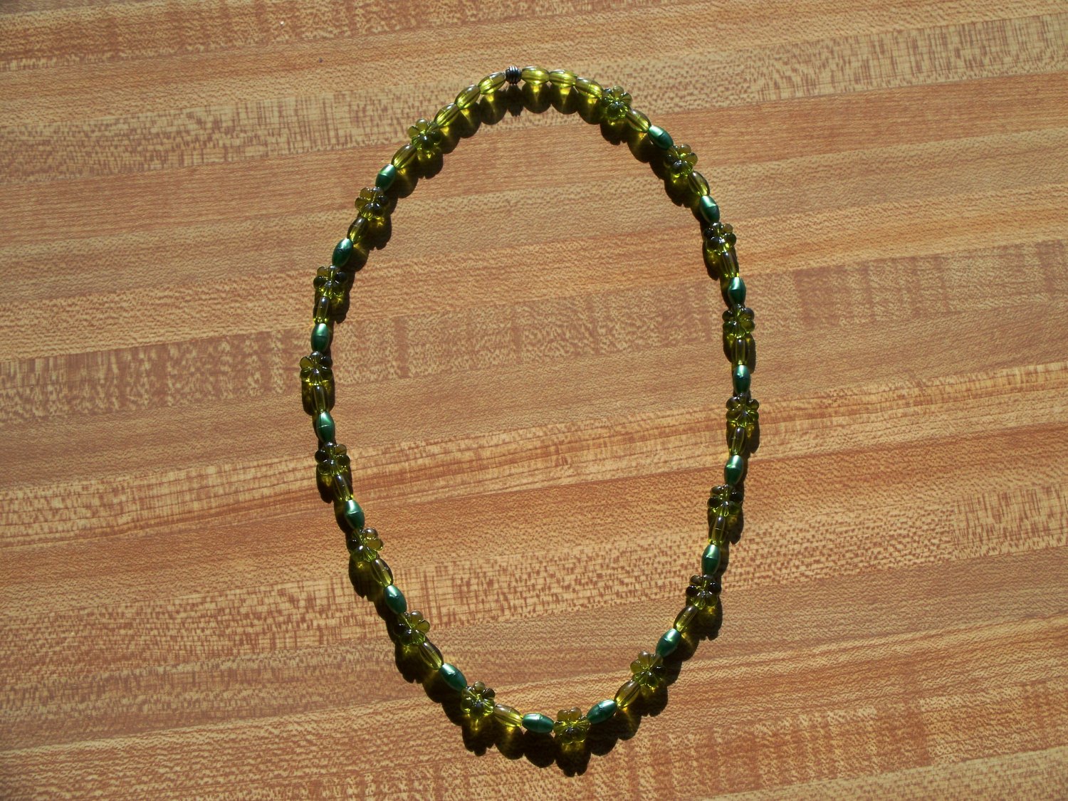 2 tone green Necklace with flowers
