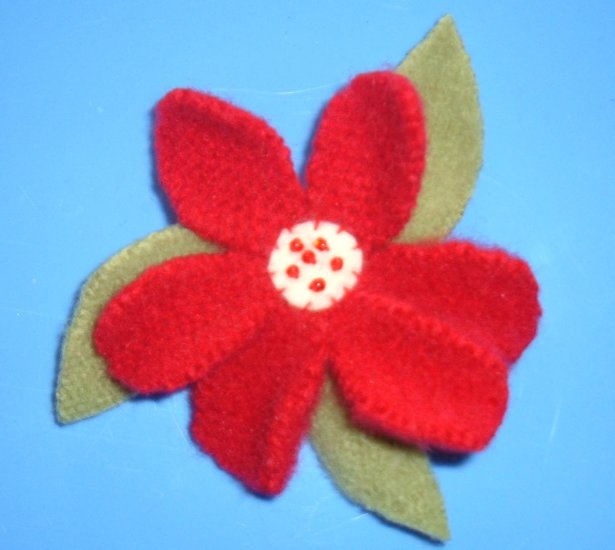 RED FELTED WOOL FLOWER PIN