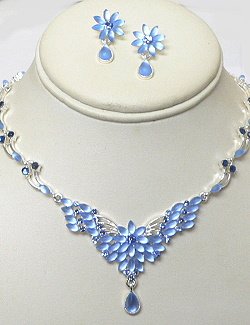 BLUE CRYSTAL SET IN FLOWER DESIGN NKR677