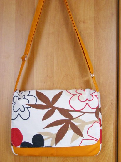 Pop Messenger Bag in Orange