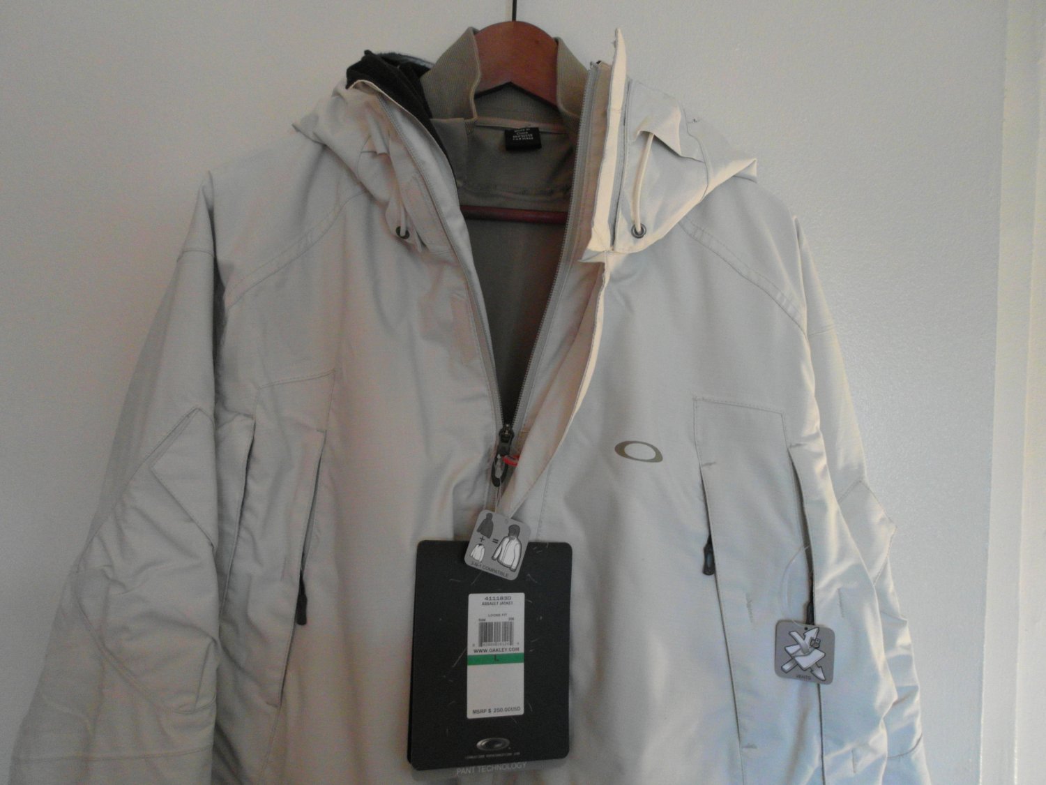 Oakley Mens Assault Jacket L White NEW 3 in 1 technical design Winter Ski Rare!