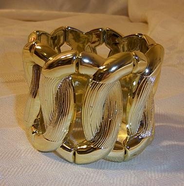 Crossed Circle Motif Stretch Plastic Bracelet Bangle Golden Color
