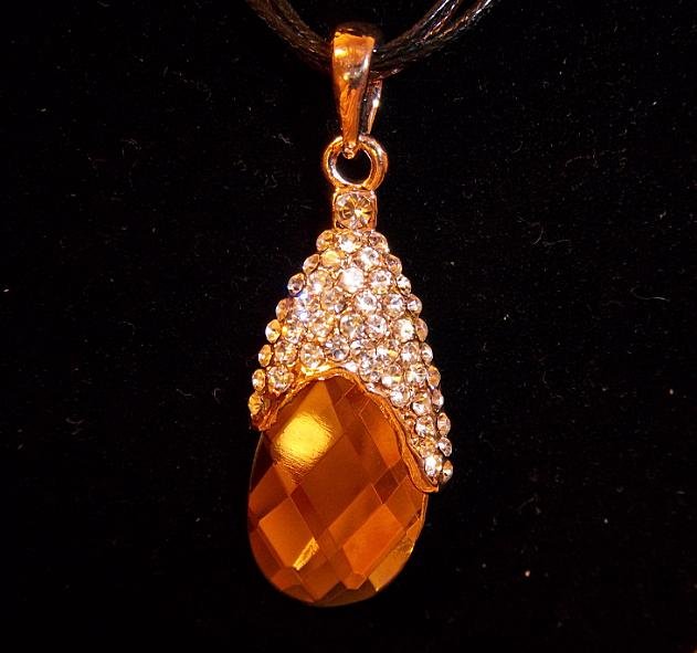 Vintage Looking Luxury Rhinestone Cubic Zirconia Pendant Necklace