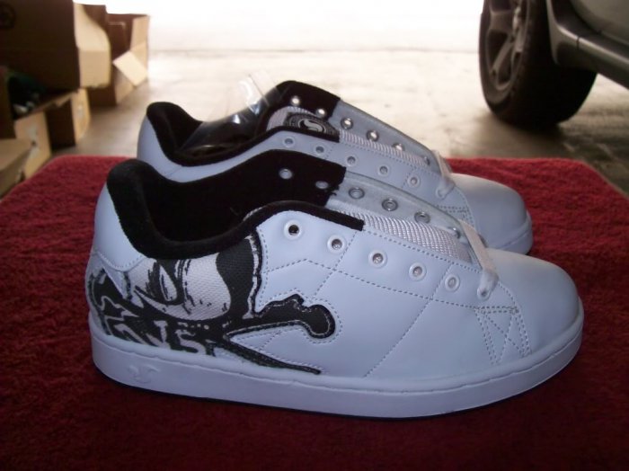 DVS Decay White / Black Leather Skateboard Shoes - Size 7 1/2