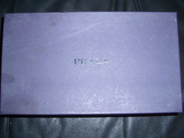 AuThenTic PraDa ShOeS B/N in Box