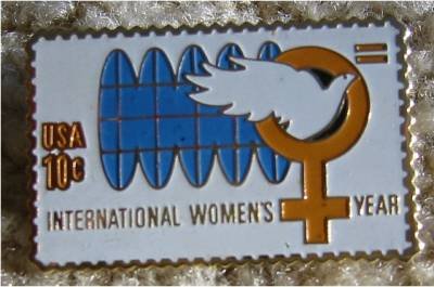 World Peace Womens Year stamp pin lapel dove hat 1571 S