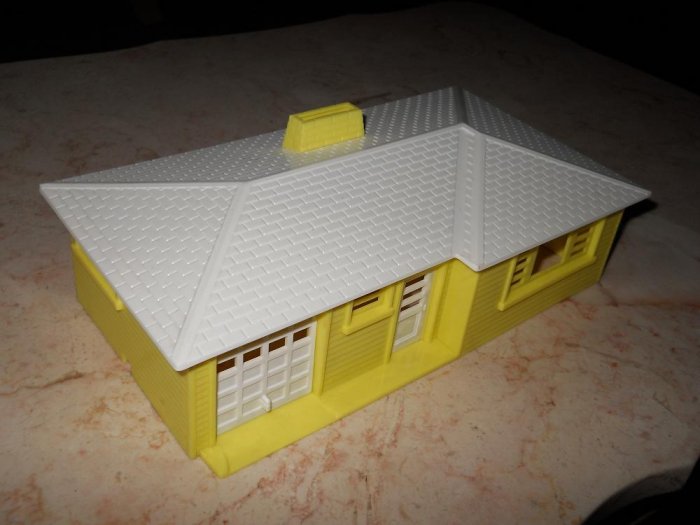 Plasticville Ranch House Yellow With White Roof