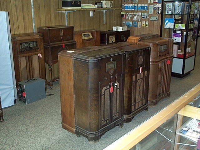 Lot of 14 Console Radios RCA G.E. Airline Silvertone Philco Majestic Motorola
