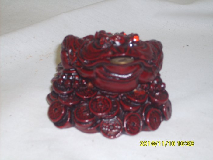 Money Frog / Toad C'han Chu Polyresin 3" Rosewood Red