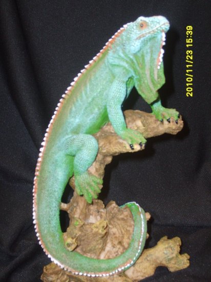 Green Polyresin Iguana on Log Figurine