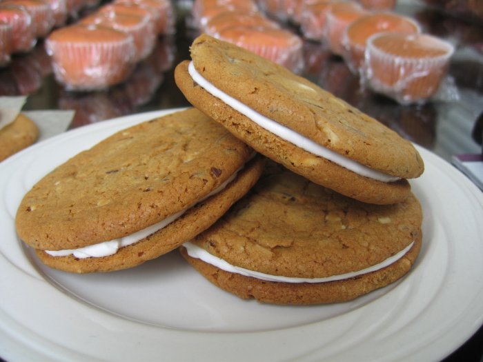 Chocolate Chip Buttercream Cookie Sandwich - 6 in a pack