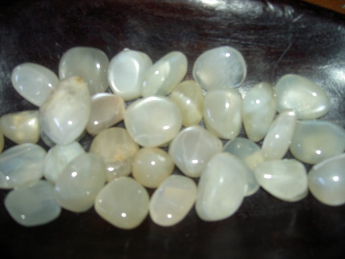 Moonstone - a stone for pregnancy & birth, menstrual problems & protection