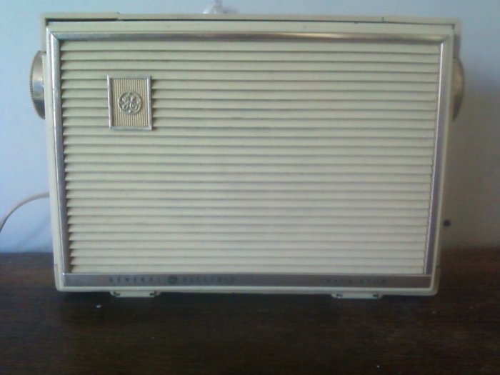 VINTAGE GE TRANSISTOR RADIO
