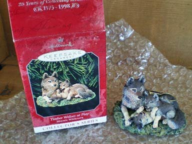 Beautiful TIMBER WOLVES AT PLAY Hallmark 1998 ORNAMENT in box