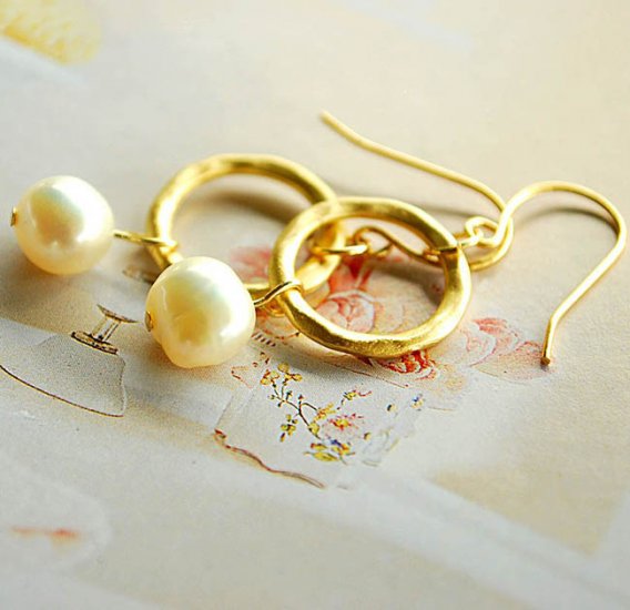 Gold plated ring with white Mother Of Pearl