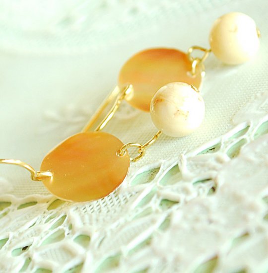Creamy bead with Mother of Pearl earrings