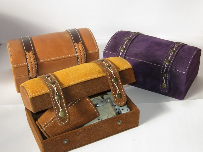 Box in leather with games