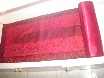 Table runner in silk with flower embroidery