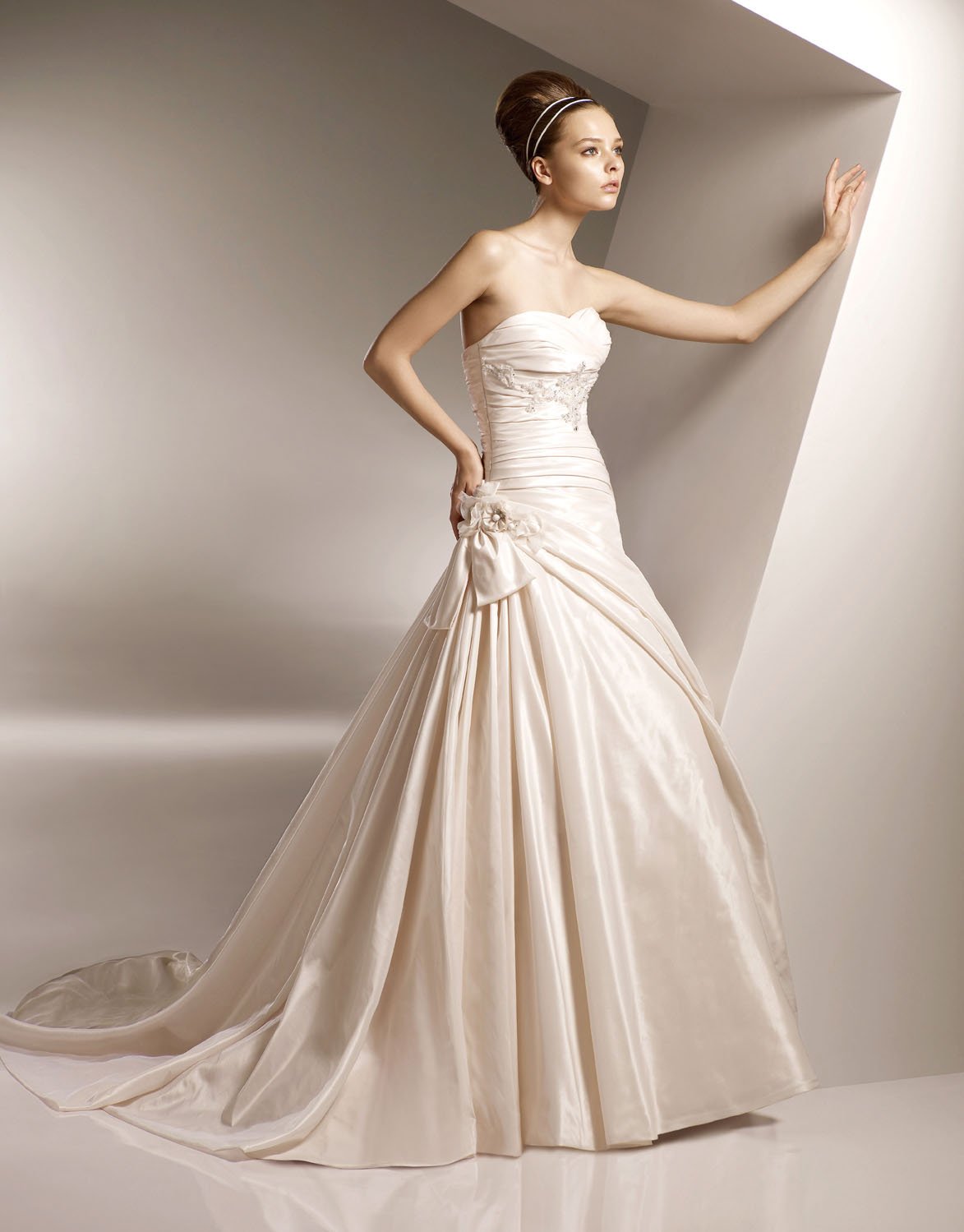 Sweetheart Appliqued Beading Taffeta Wedding Dress Bridal Gown