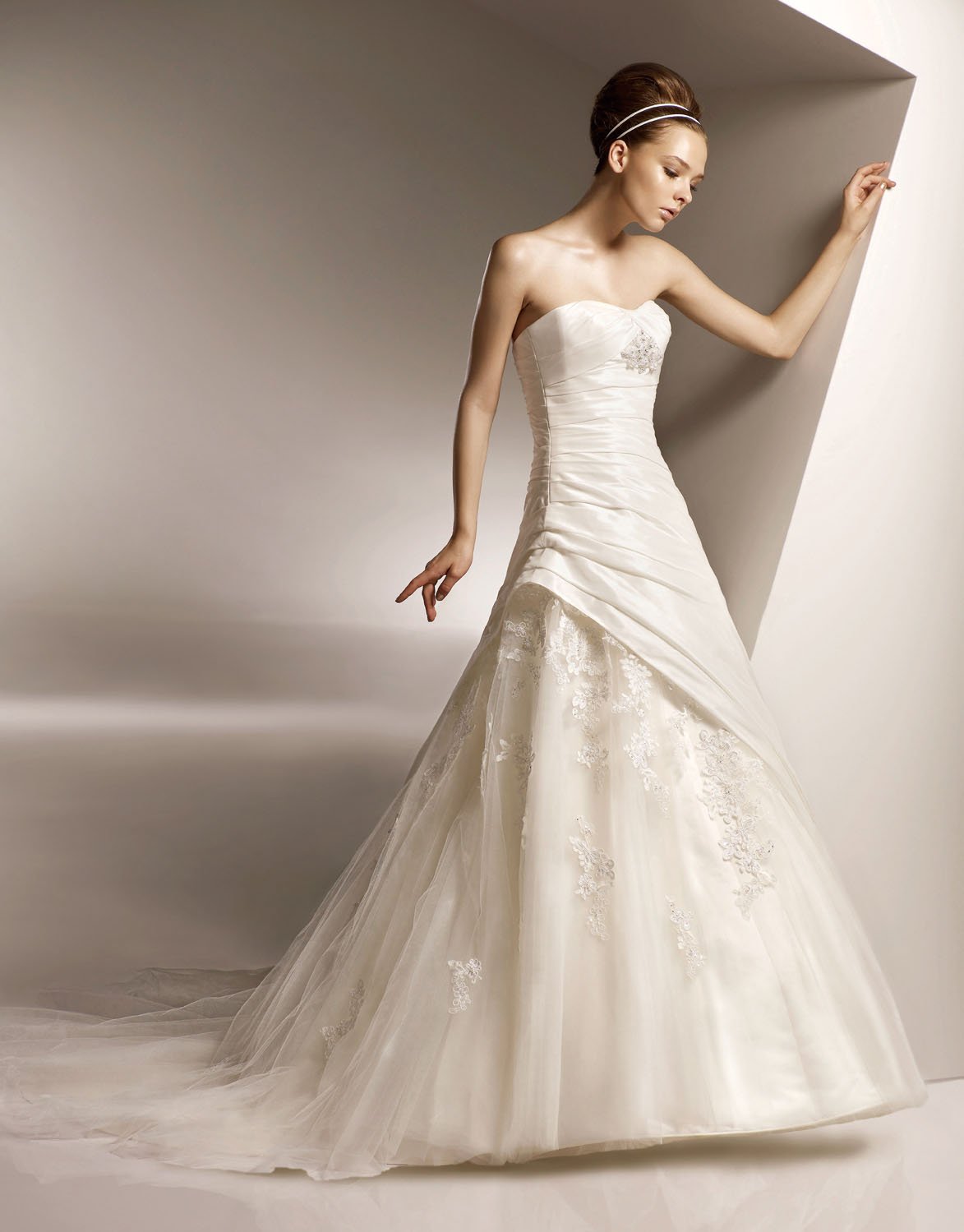 Scoop Neckline Strapless Appliqued Taffeta and Tuller Wedding Dress Bridal Gown