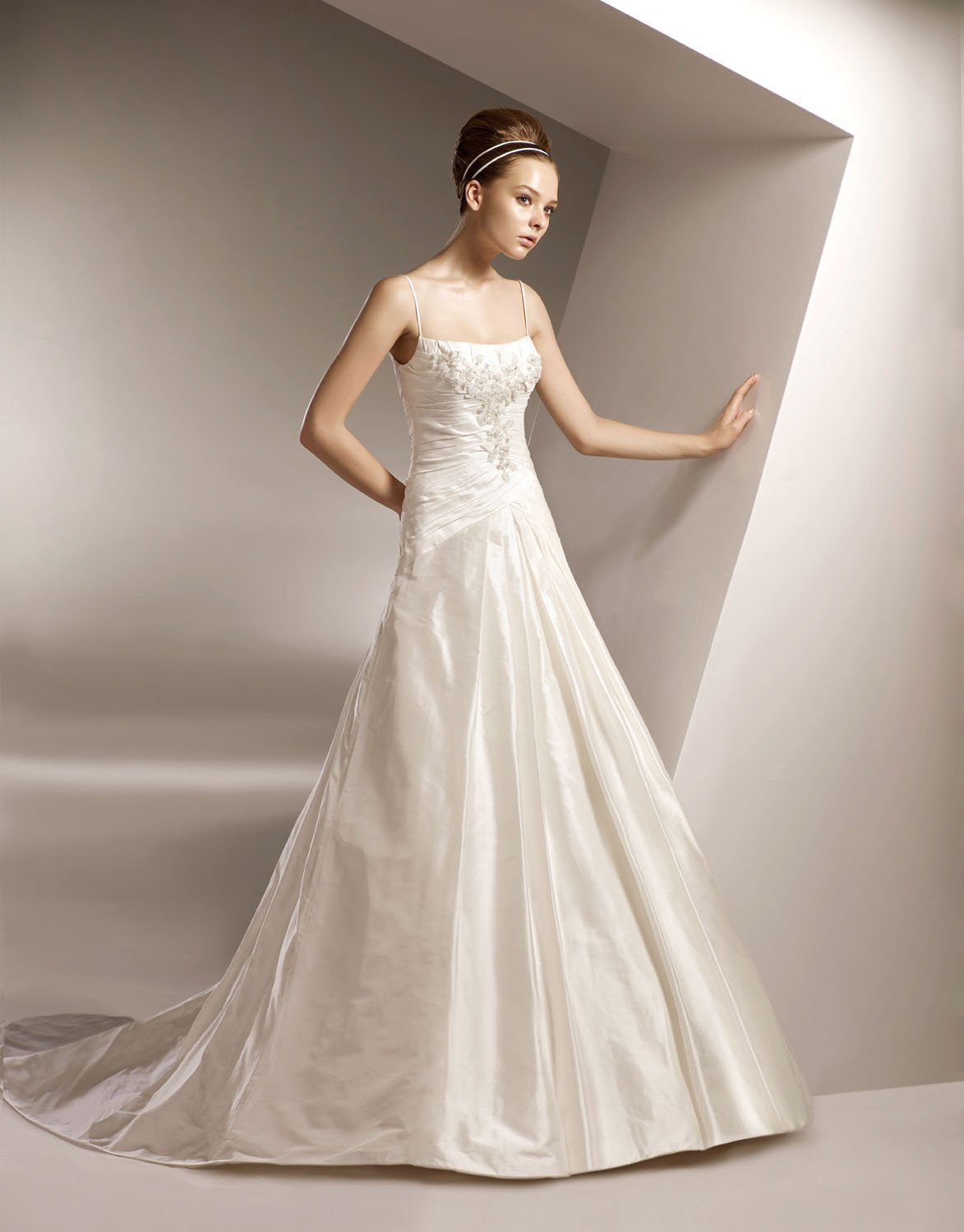 Spaghetti Strap Scoop Appliqued Beaded Taffeta Wedding Dress Bridal Gown