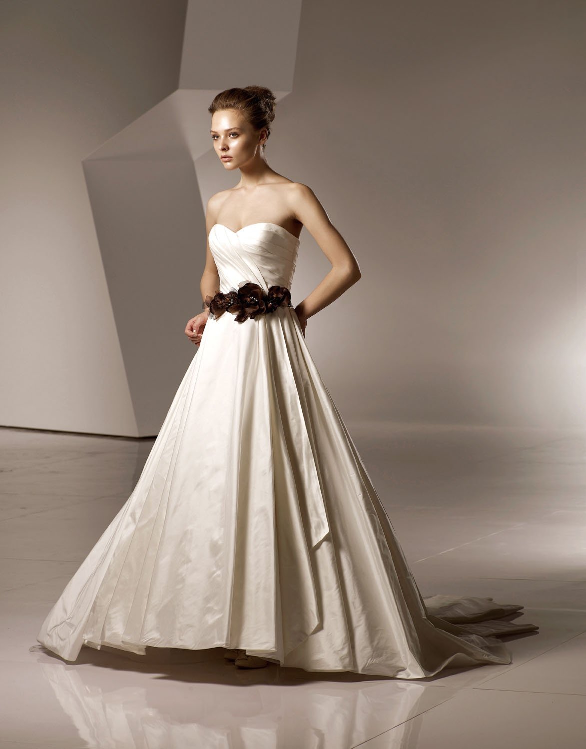 Sweetheart Neckline Strapless Train Taffeta Wedding Dress Bridal Gown