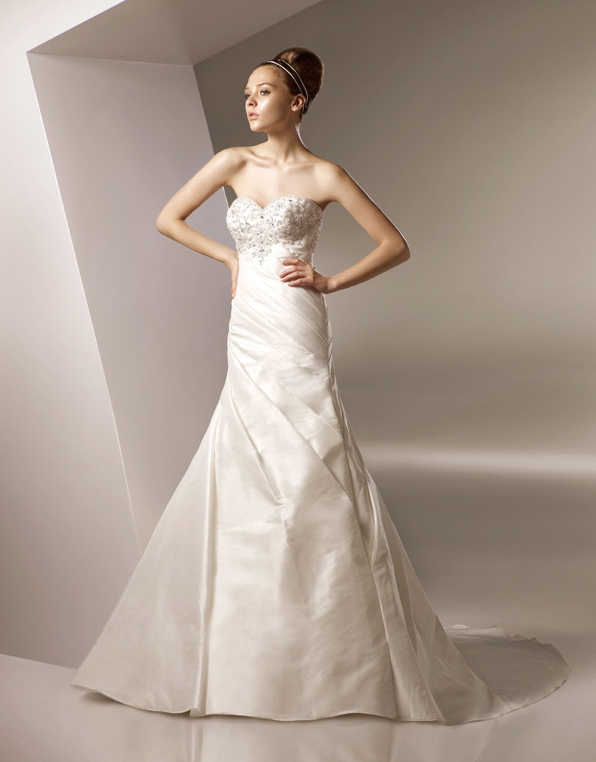 Sweetheart Appliqued Beading Backless Taffeta Wedding Dress Bridal Gown