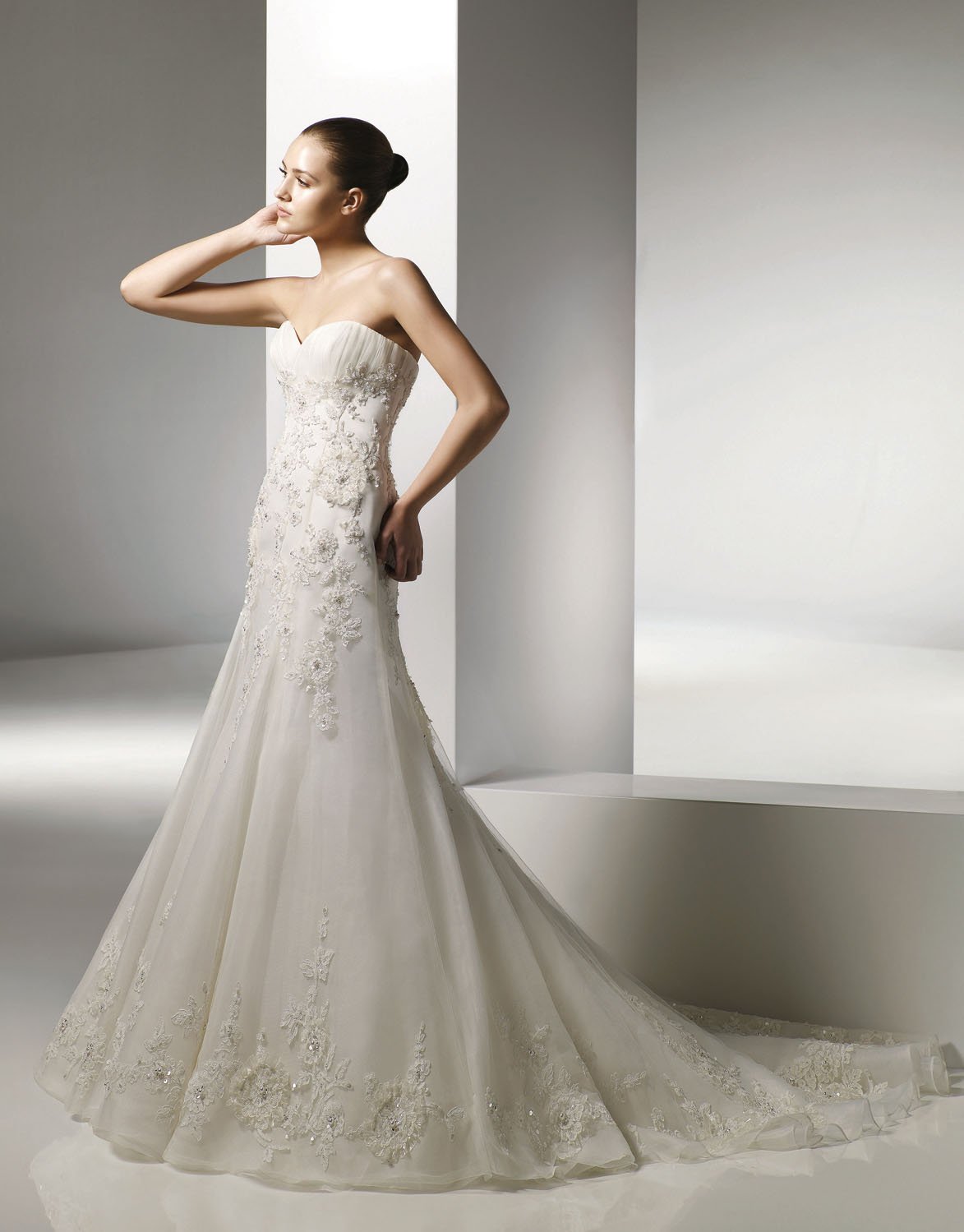 V-neckline Appliqued Beading Organza Wedding Dress Bridal Gown aq0036