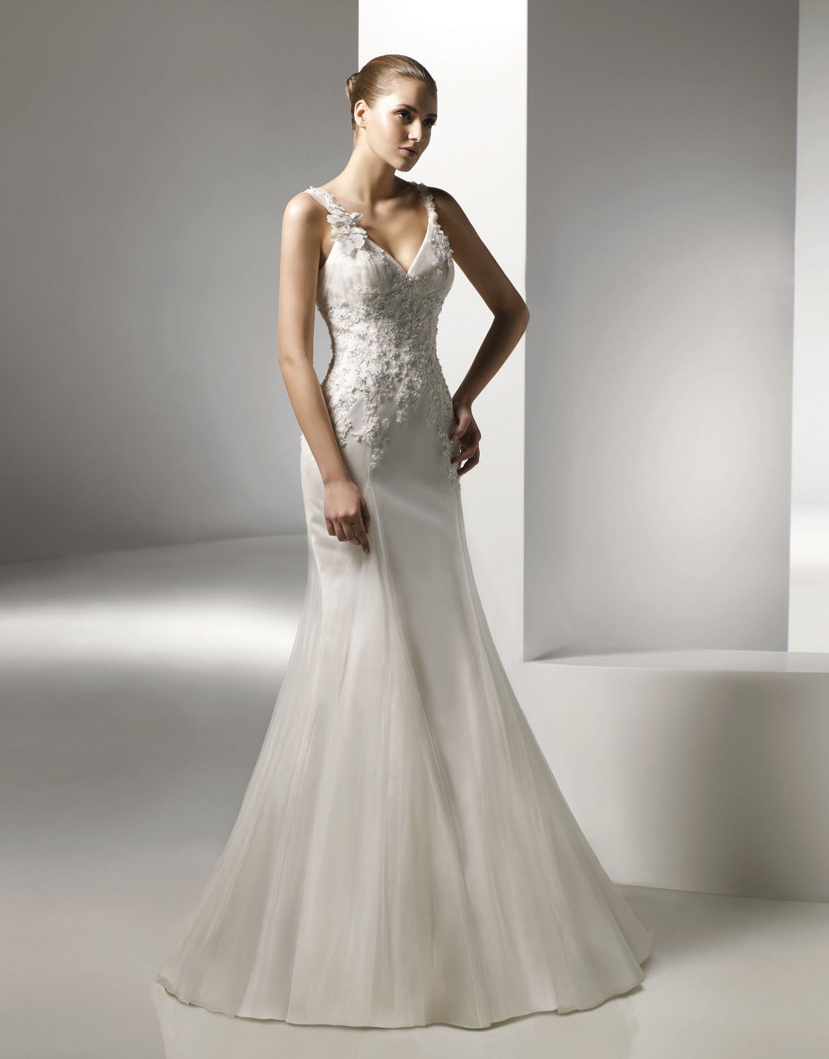 V-neckline Appliqued Beading Tuller Wedding Dress Bridal Gown aq0037