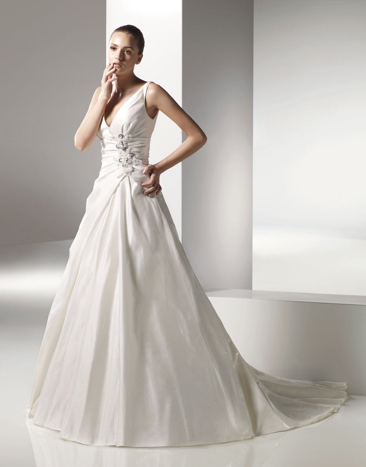 V-neckline A-line Appliques Taffeta Wedding Dress Bridal Gown aq0040